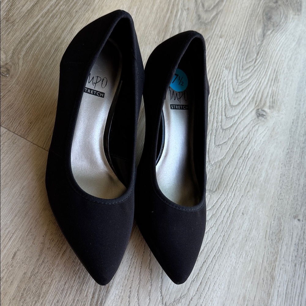 Women's Black Pointed-Toe Stretch Pumps